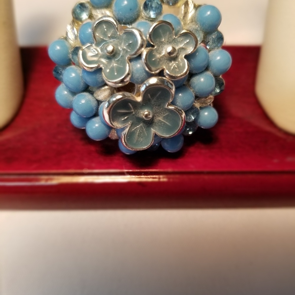 Ring ,one size elastic band . Turquoise beads